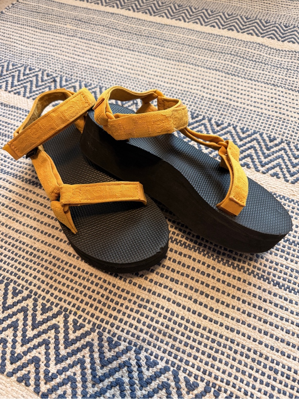 Women’s Size 9 Flatform Universal Sandals – Golden Straps & Black Base